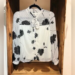 Monteau Los Angeles Size M Black and White Ivory Floral Button Down Blouse